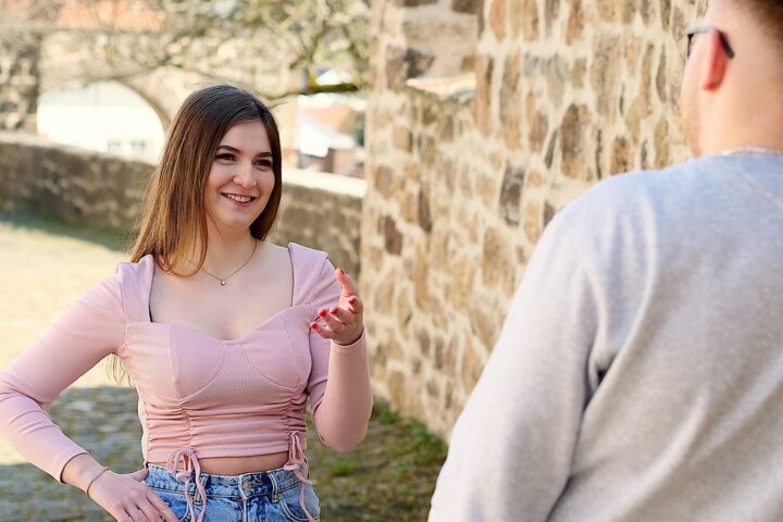 Ein Paar flirtet. Jemanden ansprechen ist nicht leicht