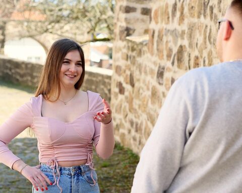 Ein paar flirtet