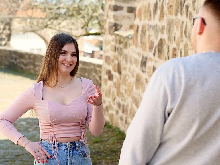 Ein paar flirtet